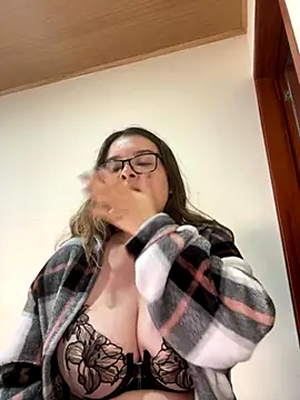 Snapshot of Aphrill chatting on October 10, 2025, 8:20 pm Aphrill online show from October 10, 2025, 8:20 pm