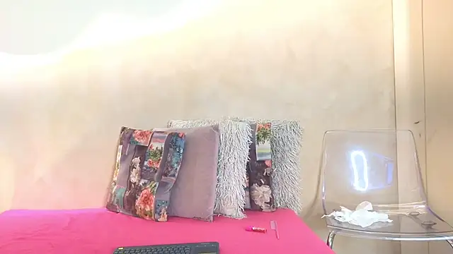 SaraGuzmann online show from March 4, 2026, 7:21 pm