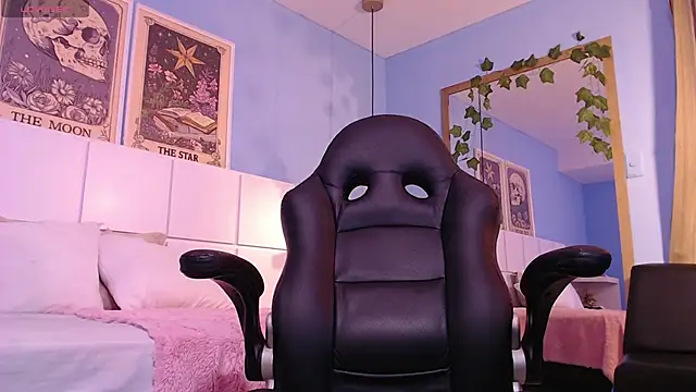 PenelopeBond online show from November 18, 2025, 5:11 am