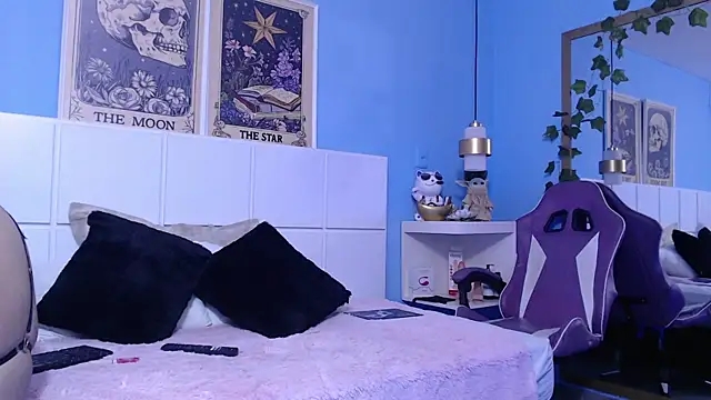 PenelopeBond online show from December 3, 2025, 8:36 am