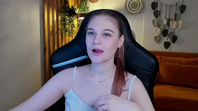 Snapshot of AriaWell chatting on November 23, 2025, 5:17 am AriaWell online show from November 23, 2025, 5:17 am