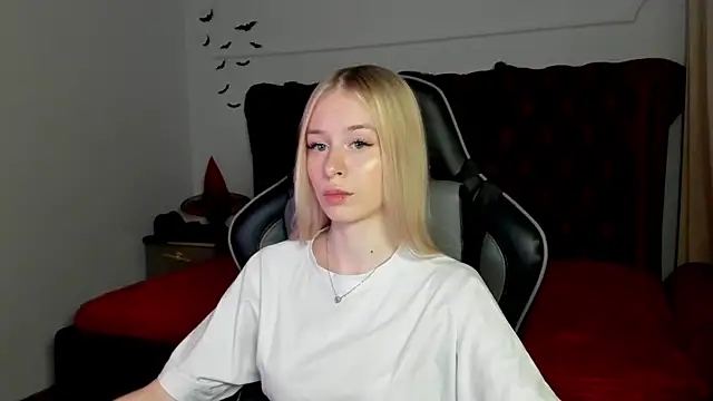 MiaGraces online show from November 3, 2025, 5:16 pm