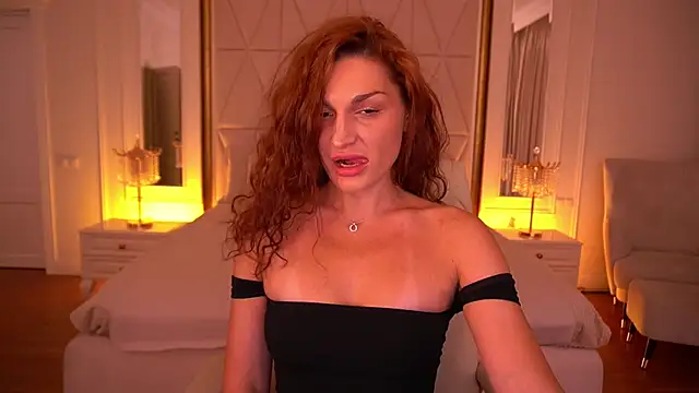 Snapshot of EllaGoldenn chatting on July 10, 2026, 8:53 pm EllaGoldenn online show from July 10, 2026, 8:53 pm