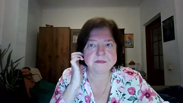 Snapshot of Violet_Pulse chatting on November 12, 2025, 2:21 pm Violet Pulse online show from November 12, 2025, 2:21 pm