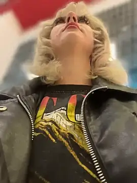 RonnieKiss online show from April 9, 2026, 5:09 am