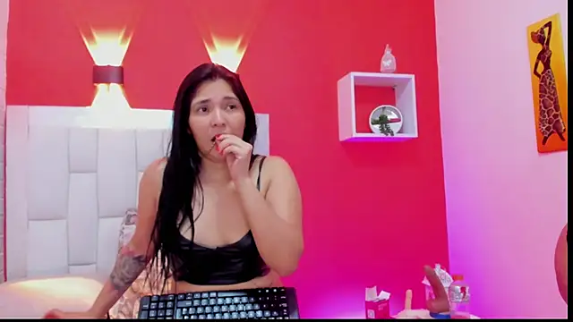 Snapshot of TwoForyouX chatting on October 26, 2025, 11:43 am TwoForyouX online show from October 26, 2025, 11:43 am