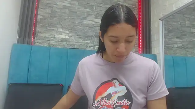 Lil Rose2006 online show from December 19, 2025, 11:56 am