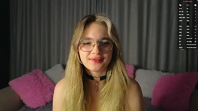 Snapshot of vivyboo111 chatting on November 9, 2025, 8:24 pm vivyboo111 online show from November 9, 2025, 8:24 pm