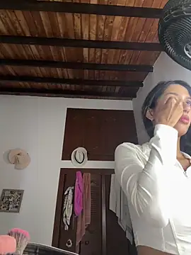 Julieta Duque online show from March 17, 2026, 4:04 am