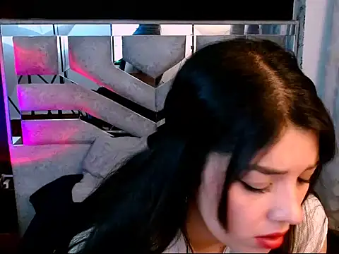 dreams girl online show from November 7, 2025, 5:50 pm