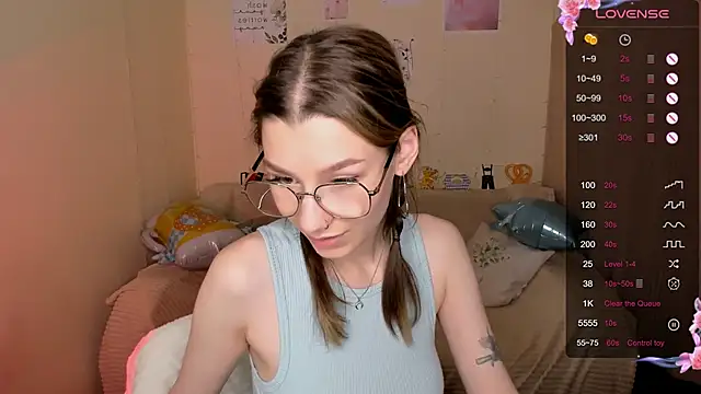 Snapshot of LinaBlossom_ chatting on October 3, 2025, 8:27 am LinaBlossom online show from October 3, 2025, 8:27 am