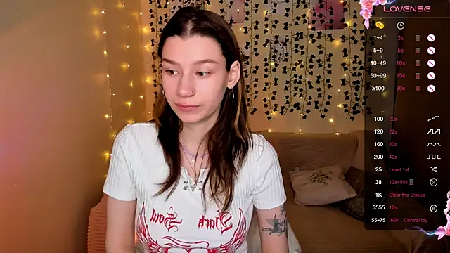 Snapshot of LinaBlossom_ chatting on November 6, 2025, 8:51 am LinaBlossom online show from November 6, 2025, 8:51 am