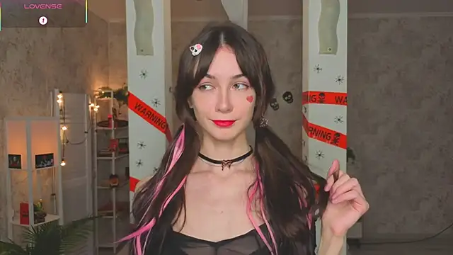 Snapshot of ReneeLippeatt chatting on October 31, 2025, 7:43 pm ReneeLippeatt online show from October 31, 2025, 7:43 pm