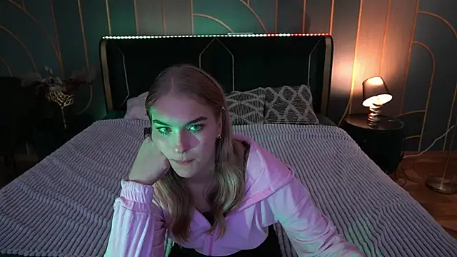 Snapshot of AlinaLiii chatting on November 17, 2025, 1:15 pm AlinaLiii online show from November 17, 2025, 1:15 pm