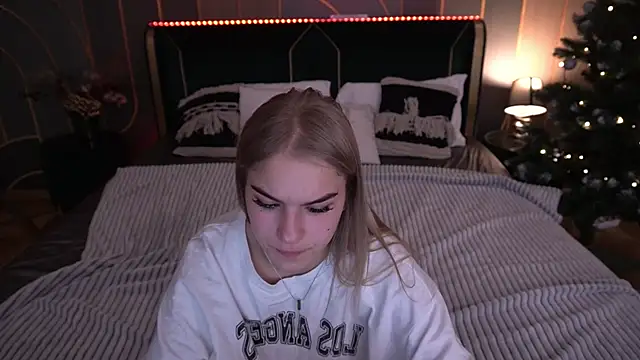 Snapshot of AlinaLiii chatting on January 12, 2026, 3:02 am AlinaLiii online show from January 12, 2026, 3:02 am