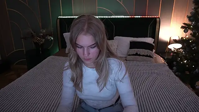 Snapshot of AlinaLiii chatting on December 16, 2025, 8:57 pm AlinaLiii online show from December 16, 2025, 8:57 pm