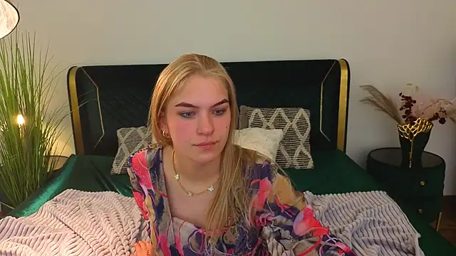 Snapshot of AlinaLiii chatting on April 15, 2026, 1:04 pm AlinaLiii online show from April 15, 2026, 1:04 pm