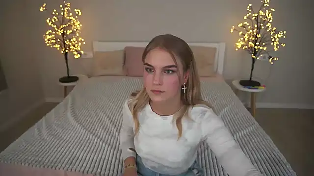 Snapshot of AlinaLiii chatting on November 18, 2025, 3:04 pm AlinaLiii online show from November 18, 2025, 3:04 pm