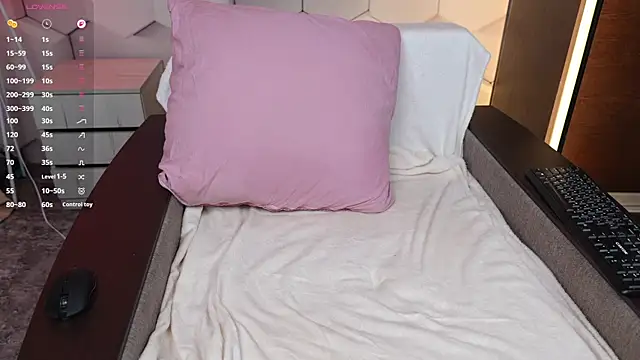 HottieEmma online show from April 14, 2026, 12:21 pm