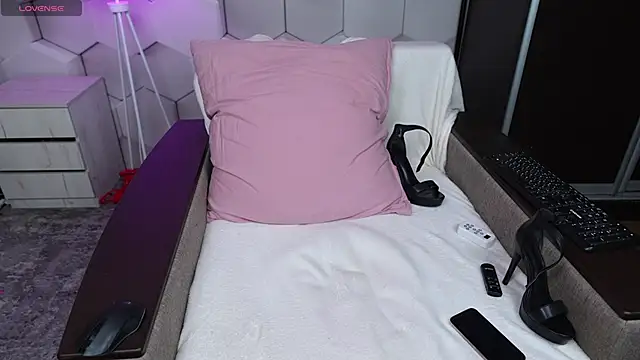 HottieEmma online show from December 22, 2025, 12:05 pm