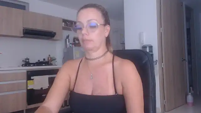 LovePaula online show from October 23, 2025, 12:09 am