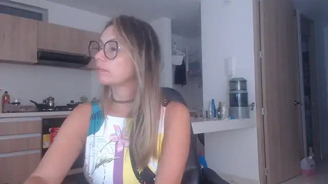 LovePaula online show from October 19, 2025, 1:30 am