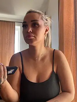 Snapshot of Giullyaxx chatting on September 22, 2025, 7:03 am Giullyaxx online show from September 22, 2025, 7:03 am