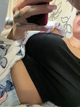 Snapshot of Giullyaxx chatting on October 1, 2025, 1:04 pm Giullyaxx online show from October 1, 2025, 1:04 pm