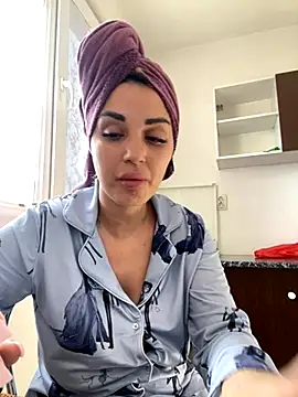 Snapshot of Giullyaxx chatting on October 16, 2025, 10:34 am Giullyaxx online show from October 16, 2025, 10:34 am