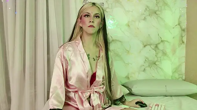 Snapshot of yliria010 chatting on November 23, 2025, 4:00 am yliria010 online show from November 23, 2025, 4:00 am