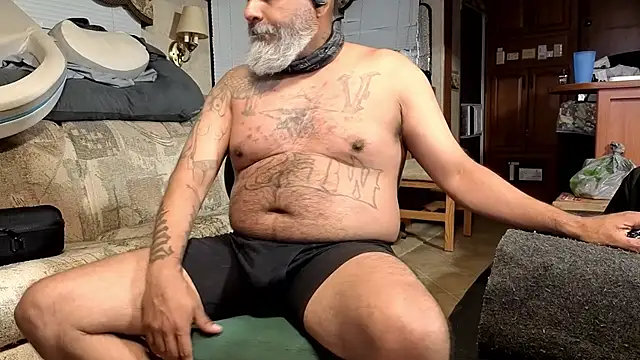 Snapshot of Clouds_4play chatting on October 28, 2025, 5:34 pm Clouds 4play online show from October 28, 2025, 5:34 pm