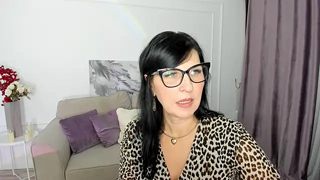 Snapshot of Moon_Veloure1 chatting on November 18, 2025, 3:54 am Moon Veloure1 online show from November 18, 2025, 3:54 am