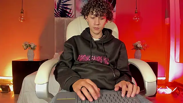 Snapshot of Helios_Obscuro chatting on November 9, 2025, 3:10 am Helios Obscuro online show from November 9, 2025, 3:10 am