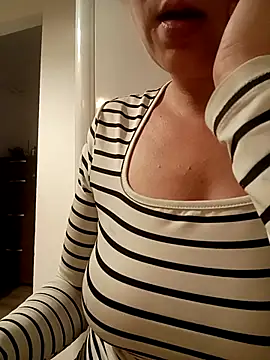 mesi1996 online show from September 21, 2025, 7:41 pm