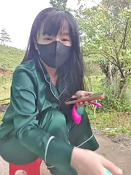 Snapshot of Helen-Tran chatting on October 26, 2025, 1:28 am Helen-Tran online show from October 26, 2025, 1:28 am