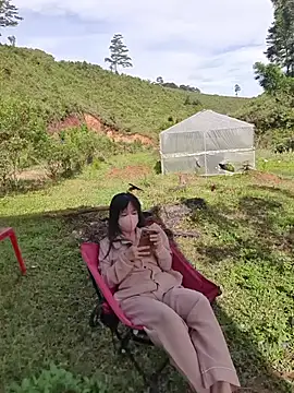 Snapshot of Helen-Tran chatting on October 24, 2025, 1:26 am Helen-Tran online show from October 24, 2025, 1:26 am