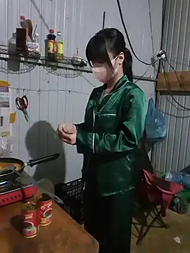 Snapshot of Helen-Tran chatting on October 23, 2025, 12:04 pm Helen-Tran online show from October 23, 2025, 12:04 pm