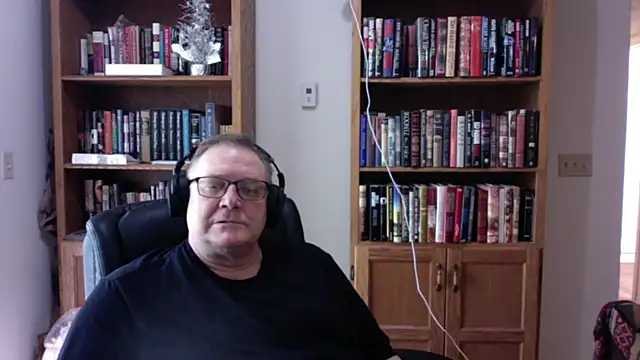 Snapshot of Vinyl22@xh chatting on July 1, 2026, 9:37 pm Vinyl22xh online show from July 1, 2026, 9:37 pm