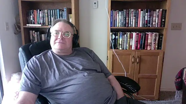 Snapshot of Vinyl22@xh chatting on June 4, 2026, 9:08 pm Vinyl22xh online show from June 4, 2026, 9:08 pm