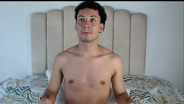 aroncooper1 online show from October 31, 2025, 4:03 pm