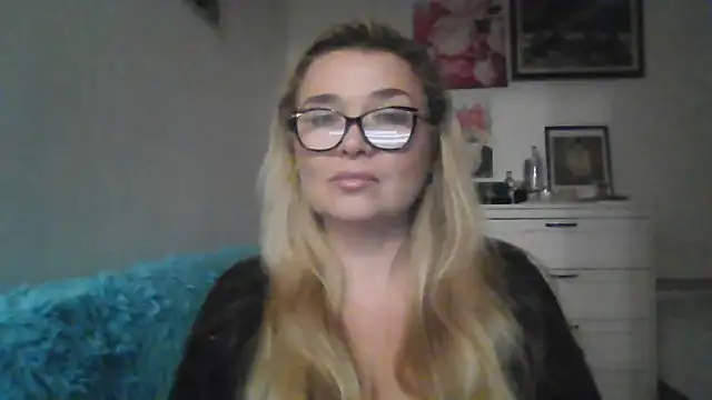 Snapshot of Myrienna chatting on October 3, 2025, 10:44 pm Myrienna online show from October 3, 2025, 10:44 pm