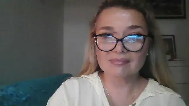 Snapshot of Myrienna chatting on September 29, 2025, 5:40 pm Myrienna online show from September 29, 2025, 5:40 pm