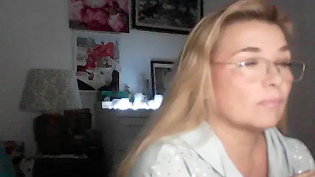 Snapshot of Myrienna chatting on November 28, 2025, 3:12 pm Myrienna online show from November 28, 2025, 3:12 pm