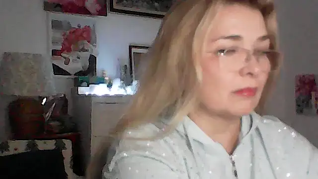 Snapshot of Myrienna chatting on November 30, 2025, 6:19 pm Myrienna online show from November 30, 2025, 6:19 pm