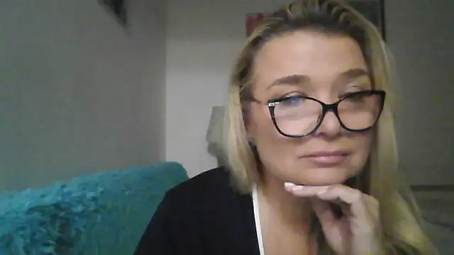 Snapshot of Myrienna chatting on October 2, 2025, 8:56 pm Myrienna online show from October 2, 2025, 8:56 pm