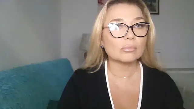 Snapshot of Myrienna chatting on September 30, 2025, 7:42 pm Myrienna online show from September 30, 2025, 7:42 pm