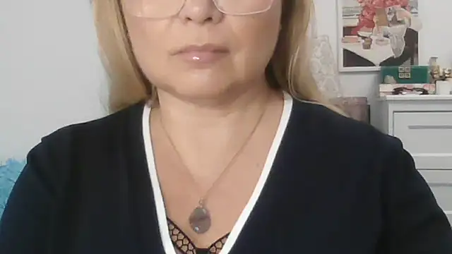 Snapshot of Myrienna chatting on November 18, 2025, 7:06 pm Myrienna online show from November 18, 2025, 7:06 pm