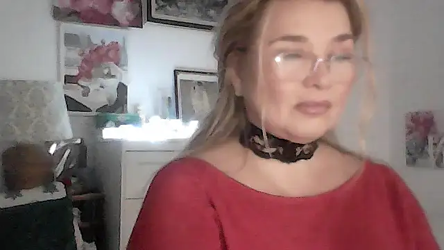 Snapshot of Myrienna chatting on November 24, 2025, 8:20 pm Myrienna online show from November 24, 2025, 8:20 pm