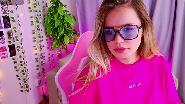 Snapshot of KellyHayden chatting on November 16, 2025, 4:23 pm KellyHayden online show from November 16, 2025, 4:23 pm