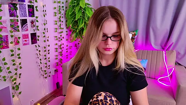 Snapshot of KellyHayden chatting on November 15, 2025, 3:49 pm KellyHayden online show from November 15, 2025, 3:49 pm